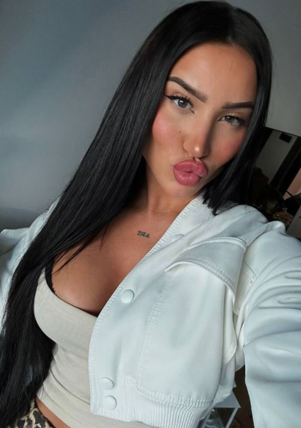 Natali Fuentess oblečená v sexy oblečení