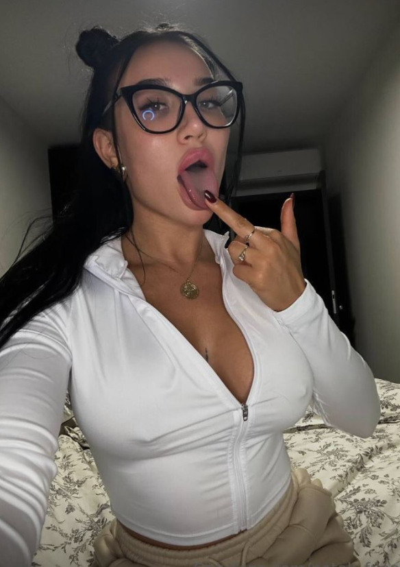 Natali Fuentess oblečená v sexy bílém topu a béžových kalhotách