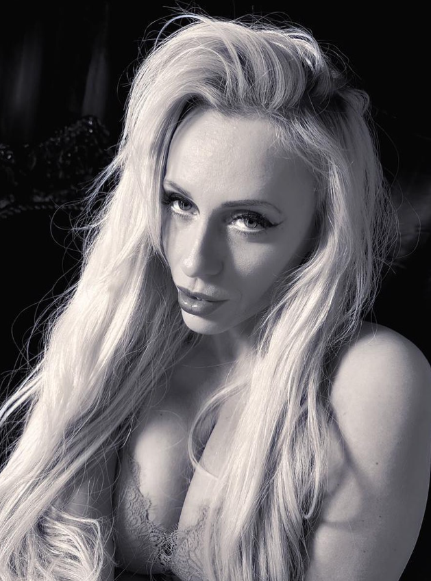 Brittany Bardot oblečená v sexy spodním prádle