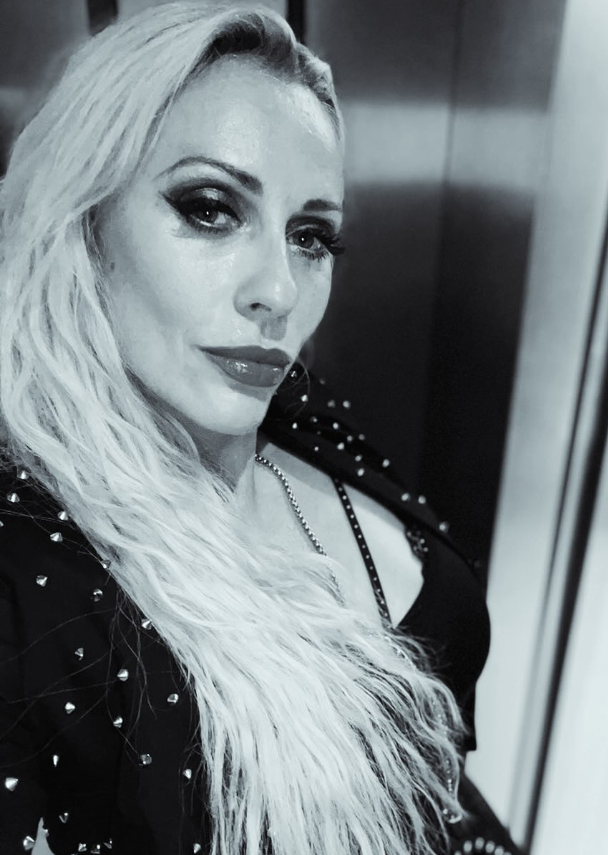 Brittany Bardot má na sobě sexy černé oblečení.