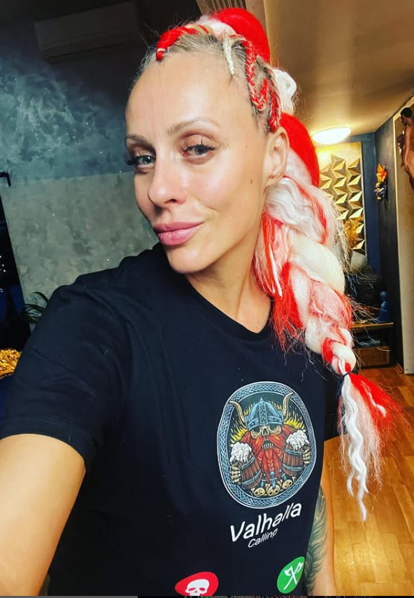 Brittany Bardot oblečená v sexy černém topu