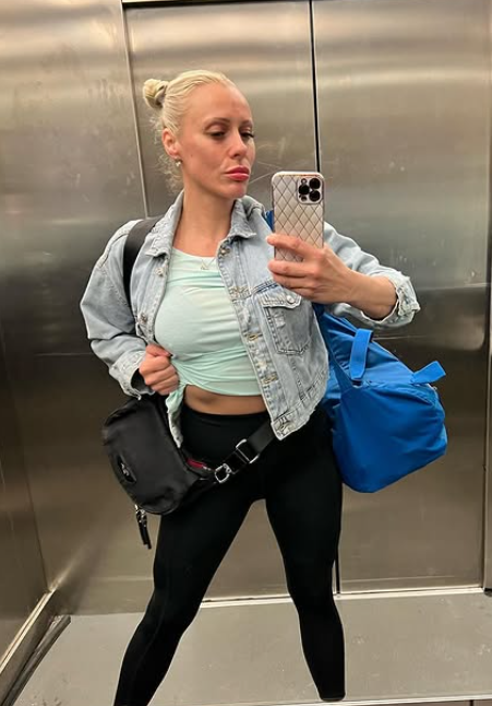 Brittany Bardot ve výtahu oblečená v sexy džínové bundě a černých kalhotách