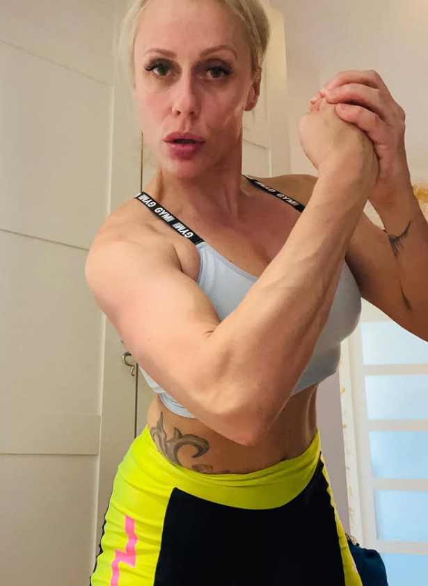 Brittany Bardot předvádí paže v sexy bílém crop topu a černých upnutých kalhotách