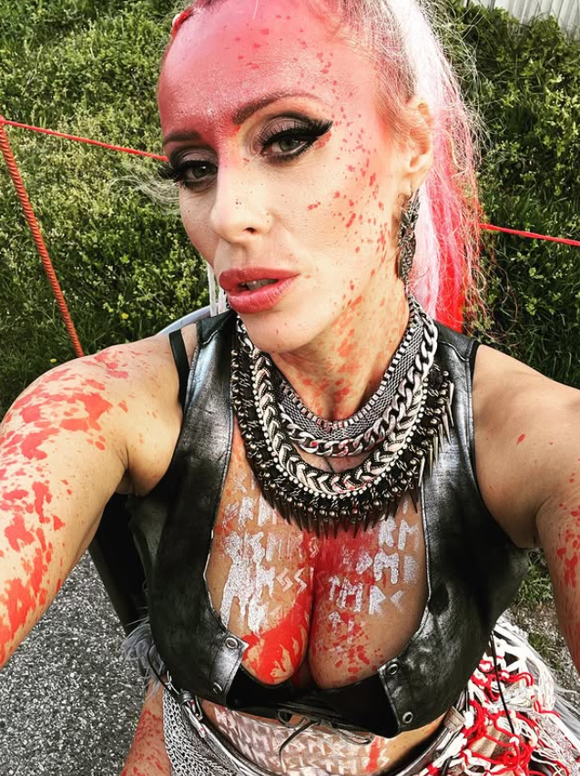 Brittany Bardot oblečená v sexy černém spodním prádle