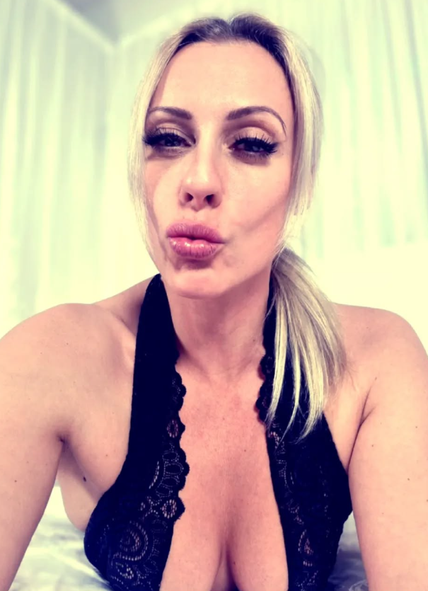 Brittany Bardot oblečená v sexy černém oblečení