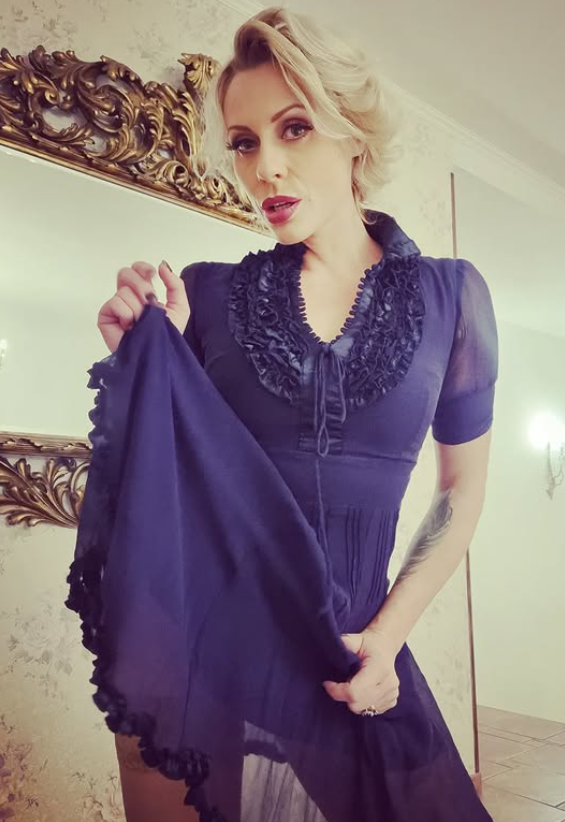 Brittany Bardot oblečená v sexy černých šatech