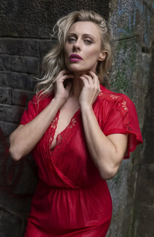 Brittany Bardot oblečená v sexy červených šatech