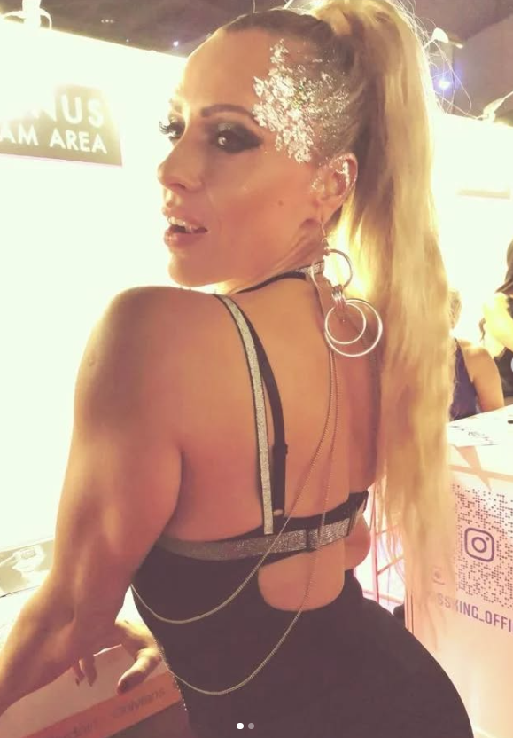 Brittany Bardot oblečená v sexy černých šatech