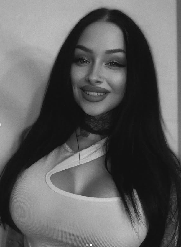 Tereza Šimánová v sexy topu. Fotografie je černobílá.