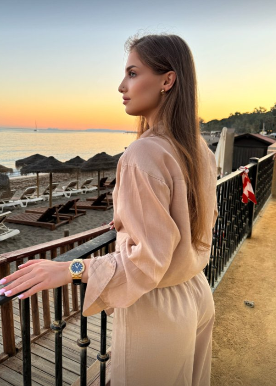 Alžběta má na sobě sexy růžový top a kalhoty k němu.