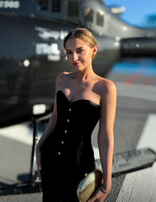 Alžbeta pózuje pro fotku v sexy černých šatech.