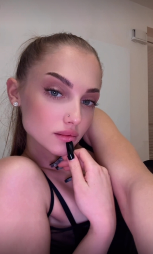 Alžbeta ve sprše v sexy zlatém oblečení a polévá si tělo vodou